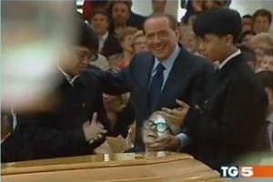 Berlusca_ride_al_funerale